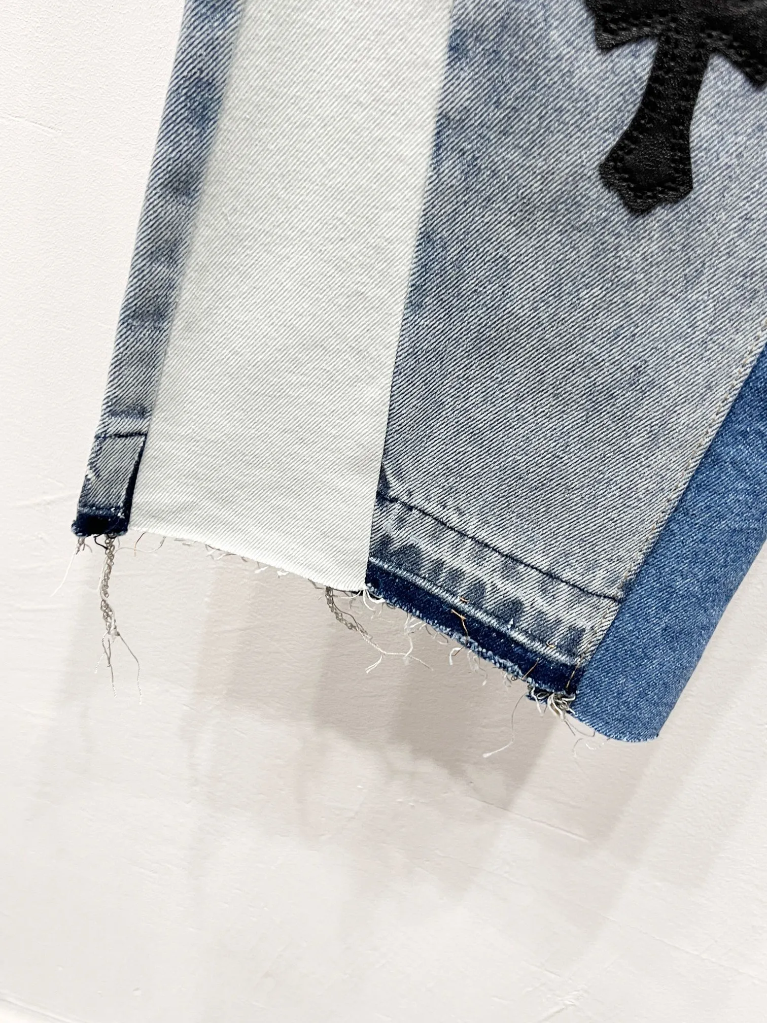 P260 Style No.: (c065) GALLERY DEPT spliced cross loose washed flared jeans, truly restoring the ultimate texture of Vintage. The original hardware accessories, washed and other elevators, QR code analysis are all purchased from the original factory, high degree of restoration, you are welcome to compare the products~ Three-dimensional version, loose and comfortable, not picky about the figure, taller and slimmer, factory Seiko, original factory quality control, same style for men and women, can be matched with couples, versatile recommendation, must-have jeans for all seasons, fashionable people have been disappointed From the quality selection of fabrics, the tailoring of details, and the matching of patterns, everything is impeccable! The upper body is so handsome when worn...it can be easily worn by men, women and children! The craftsmanship uses heavy-duty washed pure cotton denim fabric. After washing, it is soft and thick. It is very stylish when worn on the body. Size: 28, 30, 32, 34, 36 (S-XXL) Color: Stitching